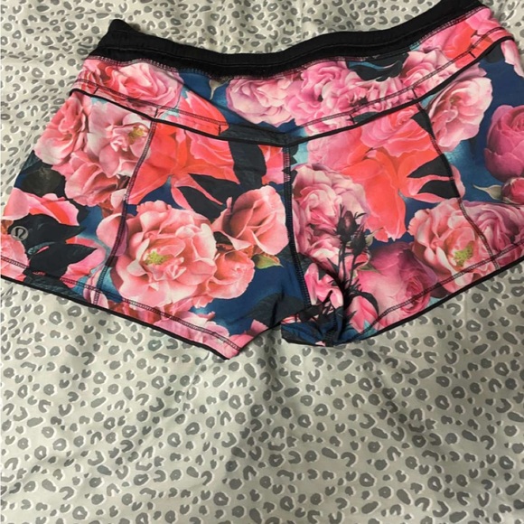 Lululemon size 4 shorts - Picture 2 of 2